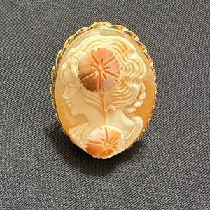 Elegant Gold Cameo Ring
